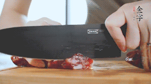 食材統(tǒng)統(tǒng)切成片，待用。