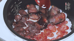 關(guān)上蓋子繼續(xù)燜煮20分鐘淋上醬汁。