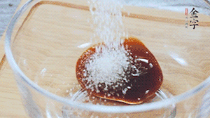 合上蓋子，啟動(dòng)電源煮飯。期間混合好調(diào)味汁。