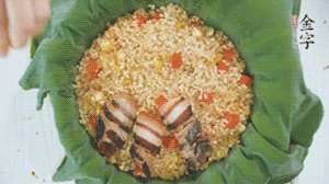 擺上金字醬肉，妥帖包裹好上鍋蒸。