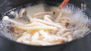 依次放火腿、豆腐，加水大火燒開，小火燉煮20分鐘，出鍋前撒上蔥花即可。