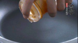 植物油入鍋，翻炒冬瓜。