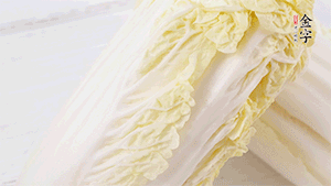 娃娃菜洗凈，對半切。