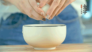 雞蛋液打散，可以加點鹽和黃酒，邊煎邊用筷子攪拌。