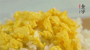 將雞蛋碎、西蘭花碎和放涼的米飯混合，用少許鹽、橄欖油調(diào)味。