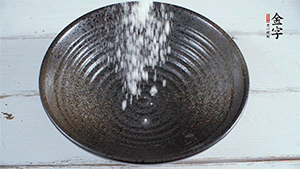 面粉加適量清水，攪拌成糊狀。