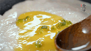 將雞蛋液鋪到面餅上，放上香腸。