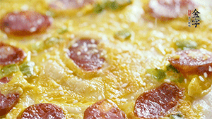 撒上一些芝麻，準(zhǔn)備一些番茄醬，一份早餐就做好了。