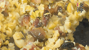 熱油起鍋，下醬肉丁炒香，再加入筍丁、適量水淀粉勾芡翻炒均勻。