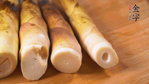 春筍剝?nèi)ネ鈿?，切成滾刀塊。