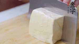 老豆腐切片，浸水備用。