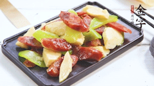 熱油下鍋，依次下金字香腸、萵筍、冬筍，均勻翻炒。