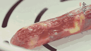 香腸蒸至半熟切片，筍切丁備用。