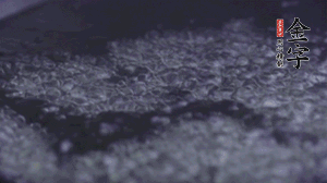 小青菜洗凈后，鍋中水燒開，放點(diǎn)鹽和滴幾滴油后燙熟。