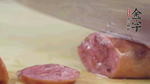 拿出香腸和臘肉，切成片后重新鋪入。