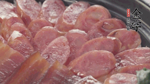 沿著米飯邊淋一圈玉米油，擺上小青菜，淋上醬油和湯調(diào)成的醬汁，撒上辣椒粒、香蔥末即可。