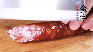 金字肉感香腸切成片，大蒜切末。