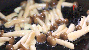 熱油下鍋煸香蒜末，依次加蟹味菇、香腸、西蘭花均勻翻炒，放適量水燜煮3分鐘。