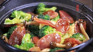 出鍋前加少許鹽、水淀粉即可。