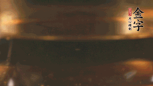 冷水下鍋，加入牛仔骨、姜片焯水備用。