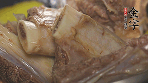 鍋中加熱適量油，加入姜和牛仔骨炒至外表呈金棕色。