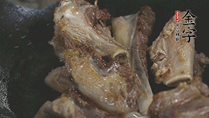 加入白蘿卜、料酒、水、火腿煮40分鐘。