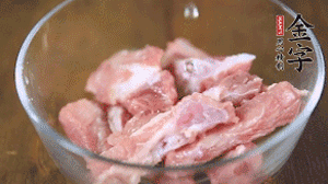 切成小段的排骨洗凈后，加姜片焯水3分鐘。