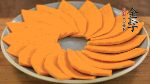 秋葵、南瓜交叉擺在盤中，然后香腸片置于上面，擺成花環(huán)狀。