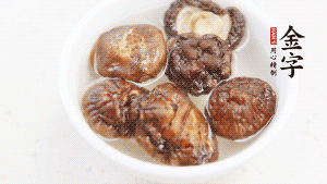 鍋加熱至7成，放蘿卜絲煸炒，加3粒冰糖翻炒至透明，盛出備用。