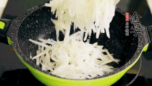 鍋加油至5成熱，放香腸粒、臘肉粒翻炒，等脂肪變透明后，加香菇、瑤柱、蝦米，放適量冰糖、胡椒粉、鹽炒至香味溢出。