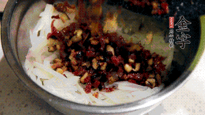 在蒸盤中鋪上油紙，鋪好食材后壓一壓，蒸箱中蒸30分鐘即可。（蒸好的蘿卜糕切成厚片，用少量油煎一下，撒點蔥花口味更好。）