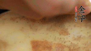 金字香腸切片，藕去皮切薄片備用。