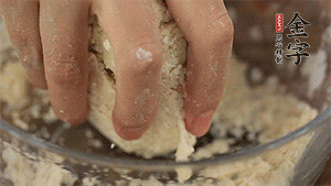 揉勻成光滑的面團后，醒發(fā)半小時。