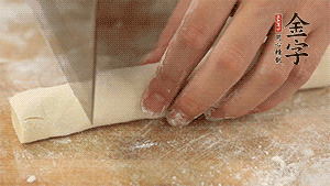 均勻切段后搓成長條狀，繞到香腸上，以紅豆點綴眼睛。