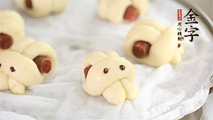 上鍋大火蒸20分鐘后，關(guān)火燜5分鐘就可以了。