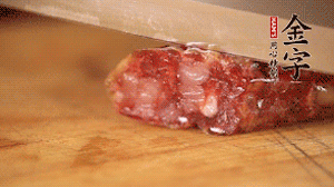 金字土香腸斜切成片。