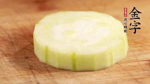 將香腸片鋪到絲瓜圈上。