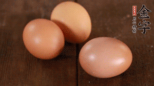 雞蛋加鹽打散1分鐘。