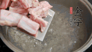 剁成塊狀的排骨洗凈，放入沸騰的鍋中，加姜片汆燙，2分鐘后撈出備用。