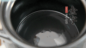 依次把排骨、玉米、蓮藕、荸薺放入砂鍋中。（根據(jù)食材的難易熟度放置，難熟的放下面，其他湯品也是一樣。）