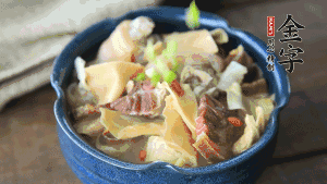 加翠綠的蔥花點(diǎn)綴一下就可以啦。