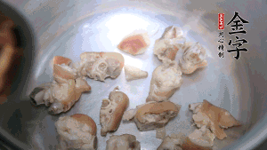 煎至兩面略金黃時，加適量熱水燉至奶白。