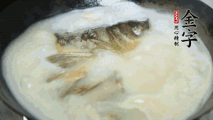 然后加竹蓀段、姜片、枸杞、火腿片，以少量鹽、黃酒調(diào)味，大火燉煮10分鐘。