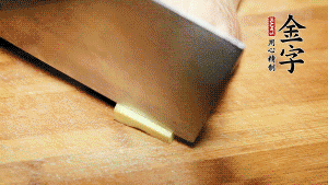 將雞、生姜片、火腿片放入砂鍋中，注入清水淹沒(méi)雞身。（燉湯最適宜冷水下鍋，隨著水溫的慢慢升高，原料會(huì)充分釋放出營(yíng)養(yǎng)。）