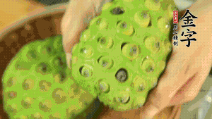 從蓮蓬中取出新鮮蓮子，剝?nèi)ネ鈿ず?，再小心剝?nèi)グ咨∧ぁ＃▌兊舭咨∧さ纳徸涌诟猩蠒?，入口更顯清甜）