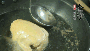 鴿子去毛和內臟，處理干凈。大火燒開鍋中的水，放入鴿子汆燙3分鐘，撇清血沫，撈出備用。（為了保證湯色純正，肉類在煲制前要先去除殘留的血水，煲湯時一定要冷水下鍋，這樣肉里的蛋白質才可以充分地溶解到湯里，湯的味道才會鮮美。）