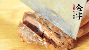 金字鹵牛肉切成小粒。