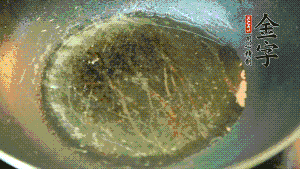 熱油起鍋，依次放入胡蘿卜粒、青椒粒、洋蔥粒煸炒均勻。