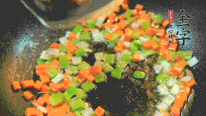 以耗油、料酒調(diào)味，加適量清水燜煮。