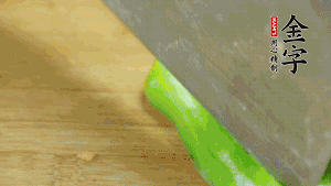 大蒜切成小段，青椒去籽滾刀切成塊。